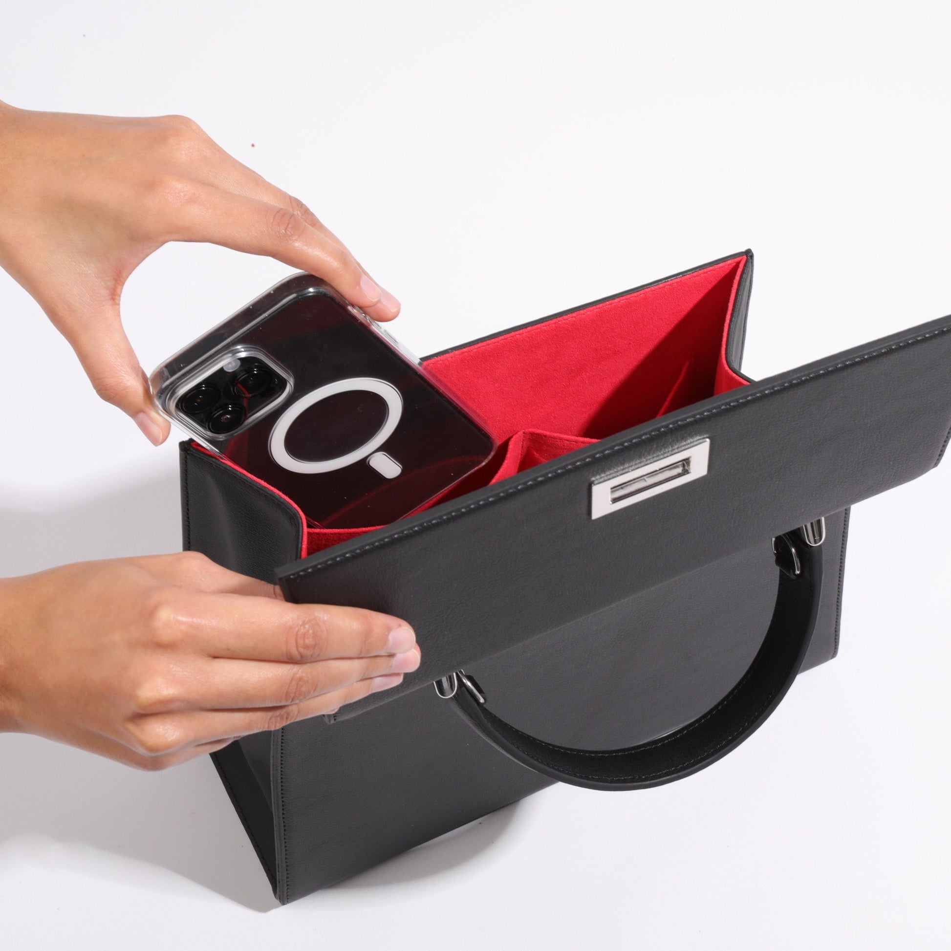 A picture of the She-EO noir (black) and the inside of the bag in red vegan suede showing two pockets.